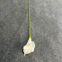 Grandes fleurs artificielles de lys blancs, douces et réalistes au toucher, prix réduit pour le Nouvel An, les mariages et la décoration intérieure