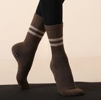 Chaussettes de yoga antidérapantes pour femmes, rayées, classiques, à motif de poignées, antidérapantes, pour la danse, le Pilates, les sports, chaussettes de sport personnalisées blanches