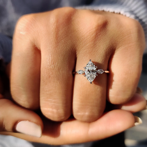 แหวนเพชรเลี้ยงในห้องปฏิบัติการที่ขัดเงาอย่างประณีต ออกแบบมาเพื่อเฉลิมฉลองความรักด้วยความสง่างามอย่างมีรีสอร์สจากอินเดีย - Product Image 5