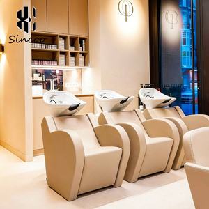 Chaise de shampooing moderne haut de gamme personnalisée en cuir PU avec lavabo en céramique et repose-pieds réglable pour salon de coiffure et institut de beauté - Product Image 1