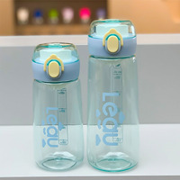 Bouteille d'eau en plastique personnalisée de haute qualité avec filtre à thé et fruits, échelle de mesure, couvercle à bouton-poussoir pour la salle de sport et l'entraînement