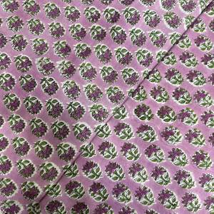 Tissu en coton imprimé à la main avec des fleurs roses et un motif de feuilles vertes |   Tissu imprimé ethnique indien traditionnel - Product Image 5