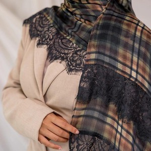 Hijab a Quadri in Viscosa Modal Australiana con Bordo in <span class=keywords><strong>Pizzo</strong></span> <span class=keywords><strong>Nero</strong></span>, <span class=keywords><strong>Scialle</strong></span> Leggero Traspirante a Doppio Pannello - Product Image 4