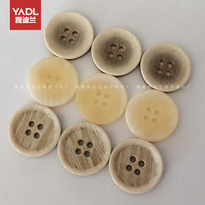 Высококачественная трикотажная рубашка из смолы с четырьмя глазами, пуговицы с узором, для мужчин и женщин, тренчкот на пуговицах, оптовая продажа - Product Image 2