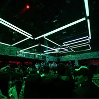Lumières de scène colorées contrôlables DMX Éclairage triangulaire à tube cinétique Orbisfly LED utilisé dans le club de disco de bar de concert en direct