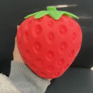 Best-seller transfrontalier : Jouet anti-stress réaliste en caoutchouc souple en forme de grande fraise à récupération lente, taille extra-large - Product Image 1