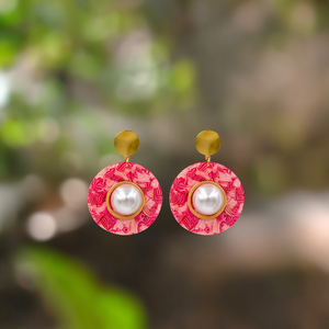 Boucles d'oreilles en perles roses à motifs ronds avec placage or en acier inoxydable 316L durable et résistant - Product Image 3