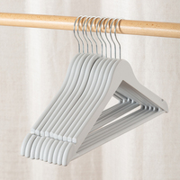Cintres en plastique PP de 42,5 cm pour vêtements, épaules larges, encoches antidérapantes, crochet pivotant à 360 degrés pour présentoir de magasin et placard - Vente en gros