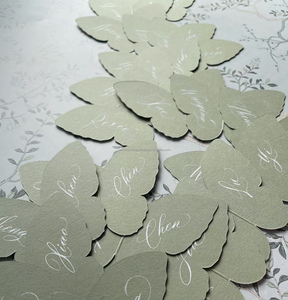 Tarjetas de caligrafía troqueladas clásicas personalizadas, tarjetas de lugar de boda hechas a mano con caligrafía moderna - Product Image 2