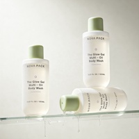 Bouteille de gel douche en plastique HDPE rose, verte, beige de 250 ml et 350 ml avec un distributeur central en caoutchouc et un bouchon à visser.