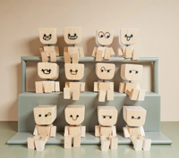 Poupée en bois à pieds mobiles avec visage interchangeable, figurine articulée miniature en bois, jouet décoratif de bureau multicolore de style dessin animé