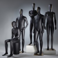 Modegeschäft Visual Merchandising Display Männliche Ganzkörper-Schaufensterpuppe Mattgrau FRP Kopf Europäisches Originaldesign Stehende Pose