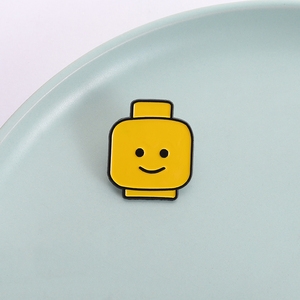 Pin de Esmalte con Cara Divertida Amarilla, Diseño de Bloques de Construcción con <span class=keywords><strong>Emoji</strong></span> Sonriente, Broche para Solapa, Mochila, Insignia, Regalo Lindo para Amigos, Venta al por Mayor - Product Image 1