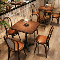 Ensemble de table de bistrot ronde vintage, plateau en bois massif avec base en fonte et chaises en rotin courbé pour café, restaurant, bistrot