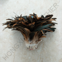 Plumes de coq demi-bronzées irisées en gros, enfilées, pour décoration de coiffes de carnaval et costumes de samba