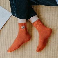 Chaussettes en coton pour femmes avec logo personnalisé en gros, chaussettes épaisses en molleton d'hiver, chaussettes brodées personnalisées