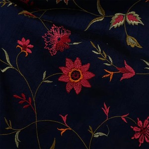 Tissu textile brodé et imprimé de qualité export, élégant, pour vêtements traditionnels et contemporains pour femmes, disponible à la vente - Product Image 5