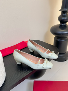 Chaussures Mary Jane à imprimé lys français, dessus en similicuir, talon carré, talon haut (3"-5"), semelle intermédiaire en cuir véritable, semelle extérieure en caoutchouc - Product Image 2