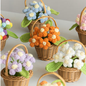 باقة زهور ونباتات في أصيص مصنوعة يدويًا من خيوط الصوف لعام 2024، تصميم اصطناعي مع زهور التوليب المصنوعة يدويًا في أصيص - Product Image 2