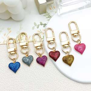 Lote de 6 Llaveros Metálicos en Forma de Corazón, Colgante Exquisito para Bolsos, Ideal para Mujeres y Niñas, Regalos para el Día de San Valentín - Product Image 3