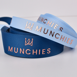 ริบบิ้นโกรเกรนพิมพ์ลายโพลีเอสเตอร์เคลือบทอง 3 มิติ ขายส่ง ม้วนริบบิ้นสั่งทำพร้อมโลโก้ มีสีให้เลือก 196 สีในสต็อก สำหรับ<span class=keywords><strong>กล่อง</strong></span><span class=keywords><strong>ของขวัญ</strong></span> - Product Image 4