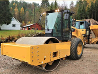 Compacteur vibrant à tambour unique lourd avec cabine climatisée isolée pour la protection du conducteur contre le bruit et la poussière tout au long de la journée de travail