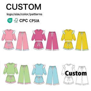 Ensemble 3 pièces en polaire pour filles avec haut à manches volantées, short à ourlet volanté, pantalon large et logo personnalisé - Product Image 1