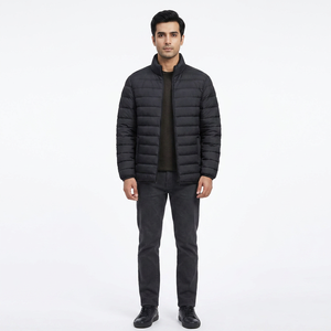Blouson matelassé élégant pour homme, col montant, style urbain, respirant, avec logo sur le devant, idéal pour l'hiver et qui garde au chaud - Product Image 1