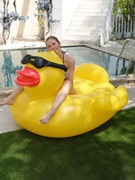 Bouée gonflable en PVC pour adulte en forme de canard avec lunettes, lit flottant, aspect canard jaune, idéale pour s'asseoir et s'allonger, style unique