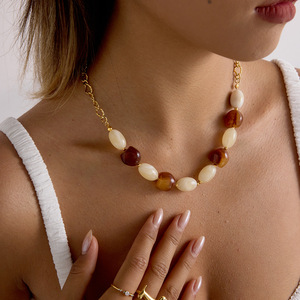 Collier élégant en résine avec chaîne dorée, chaîne de clavicule pour femmes, bijoux cadeau - Product Image 3