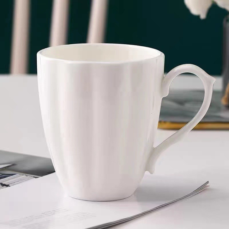 Tazza di zucca con pneumatico bianco
