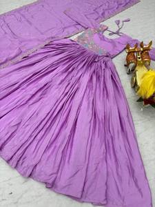 Robe Anarkali brodée de lavande Unity Luxure avec dupatta fluide, tenue ethnique haut de gamme - Product Image 3