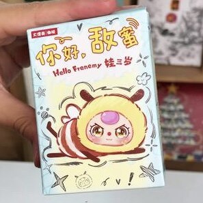 Scatola a Sorpresa con Charm in Vinile e Peluche Originale all'Ingrosso: Baby Three Hello Enemy Bestie, Bambola Ape Piccola, Carino Oggetto da Collezione, Regalo di Compleanno - Product Image 2