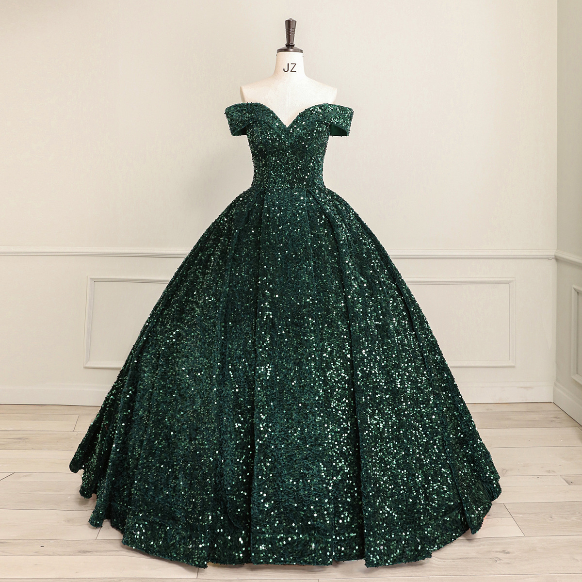 green emerald velvet dress Amazon.com: vintys Women's Elegant Satin Ball Gown Prom Dresses Vintage  2023 for Teens Aqua Blue Modest Long Formal Evening Gown Graduation Dress  with Slit 0 : Clothing, Shoes & Jewelry