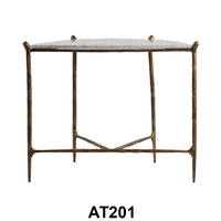 Table d'appoint en marbre naturel blanc de forme demi-ronde, cadre en fer forgé à la main