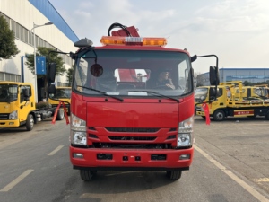 Camion de dépannage à plateau plat ISUZU 4x2, 3 tonnes, grue intégrée pliable, un tracteur pour deux véhicules, plateau coulissant complet, véhicule de récupération et de sauvetage routier - Product Image 4