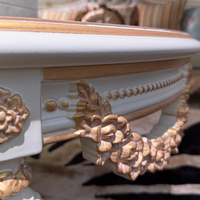 Table d'appoint élégante pour salon, artisanale, ornée, vintage, rétro, à motifs floraux de roses, avec relief, conique, cannelée et festonnée