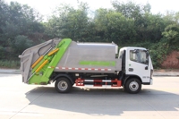 Camion à ordures léger de 7 m³ Euro6B avec moteur Quanchai 140 CV, Yuchai 155 CV, boîte de vitesses Wanliyang 6 rapports, bus CAN et compacteur de déchets télécommandé