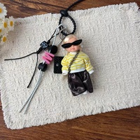 Porte-clés pendentif poupée mignonne JS avec lunettes de soleil tendance pour femme, porte-clés poupée doux et cool pour sac à main