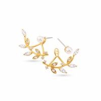 Boucles d'oreilles clous en forme de branche avec feuille d'or, zircon et perle EDGE – Bijoux élégants et tendance pour femme