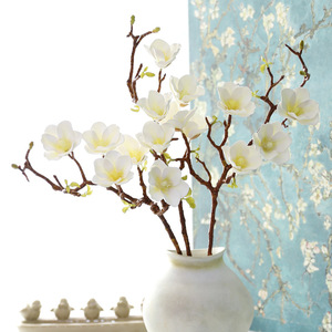 Rami di Magnolia Artificiali a 5 Teste con Fiori Realistici Bianchi, Rossi, Rosa e Arancioni per Decorazioni Casa e Hotel - Product Image 3