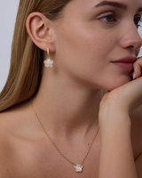 Boucles d'oreilles créoles modernes et enchanteuses avec breloque fleur, ton or, nacrées, cinq pétales, zircon cubique, bijou fantaisie pour femme, cadeau