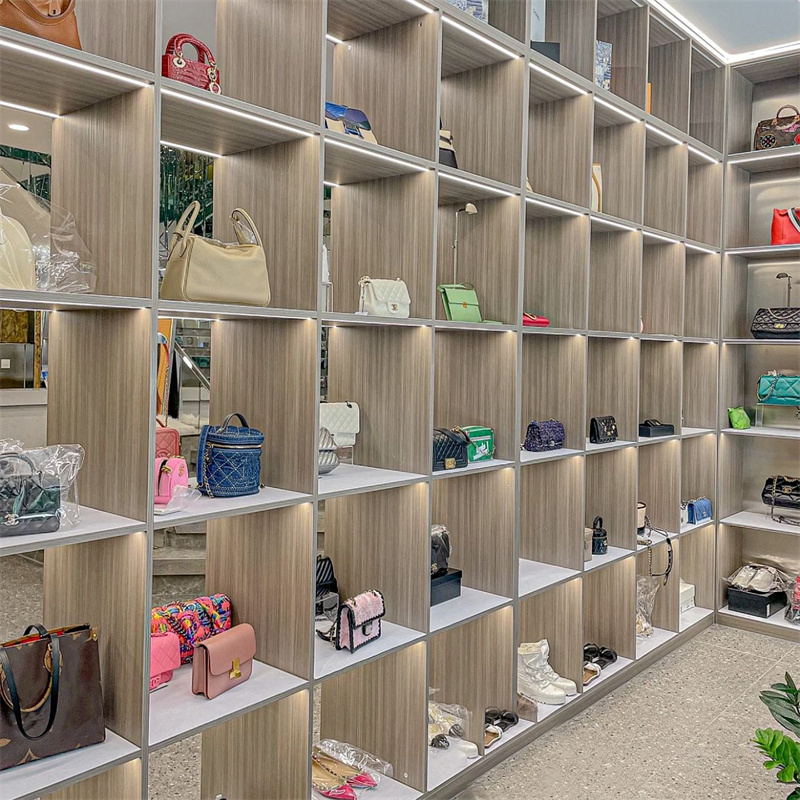 У нас есть все Дизайнерские товары, новые сумки от известного бренда, дизайнерские кошельки и дамские сумочки, стильные дизайнерские сумки для женщин