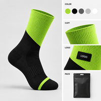 Chaussettes de cyclisme respirantes à blocs de couleur vert citron et noir, avec poignets côtelés en maille, coupe ajustée ventilée, faible volume, couleurs inaltérables