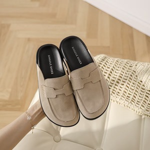 Mules de Gamuza Beige con Suela de Goma Negra, Estilo Slip-On, Calzado Casual - Product Image 4