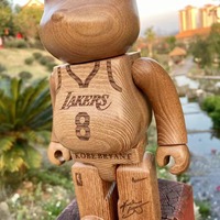 Personnalisé 400% 1000% en bois artisanat bearbrick statue ours brique Lakers n ° 8 Kobe Bryant sculpture pour la décoration de la maison jouets