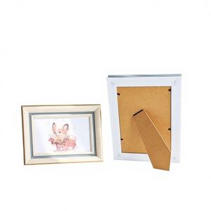 Cadre photo mural de luxe en résine dorée, style ange réaliste, fait main, avec impression typographique - Product Image 1