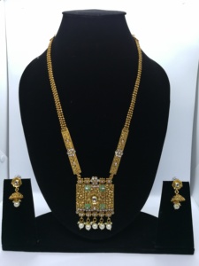 Ensemble de bijoux en alliage de style Polki avec collier et boucles d'oreilles pour les fonctions de mariage, les célébrations festives et les occasions culturelles - Product Image 3