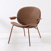 Fauteuil d'extérieur moderne en plastique, imperméable et durable, idéal pour les salons de thé, restaurants et balcons.