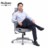 Chaise de bureau ergonomique pivotante en maille grise moderne, avec accoudoirs 4D réglables et soutien lombaire, idéale pour le commerce, les écoles et les hôtels.